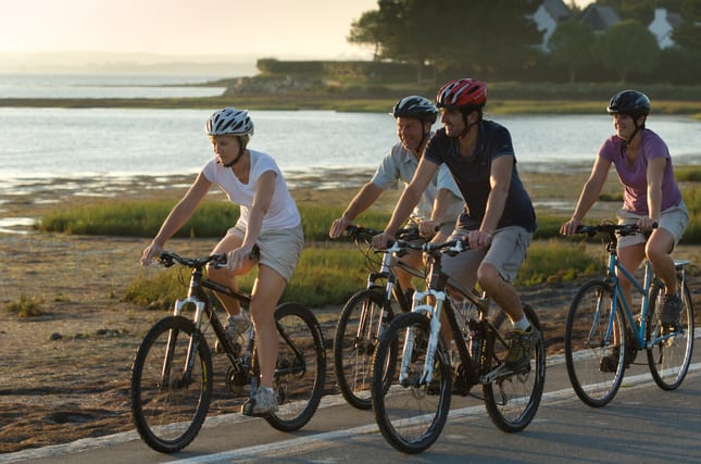 France, Morbihan (56), groupe à vélo le long du littoral de Bretagne